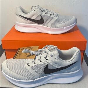 Nike Run Swift 3 in White and Gray